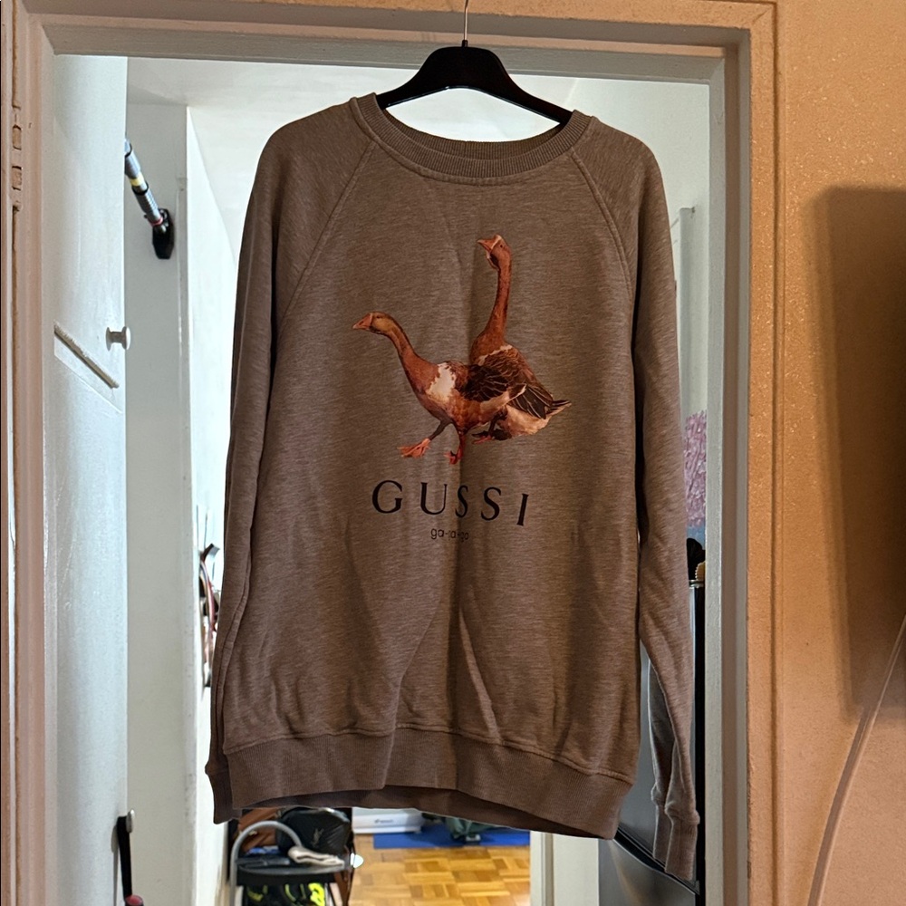 Crewneck Sweatshirt in Light Gray with Goose Graphic